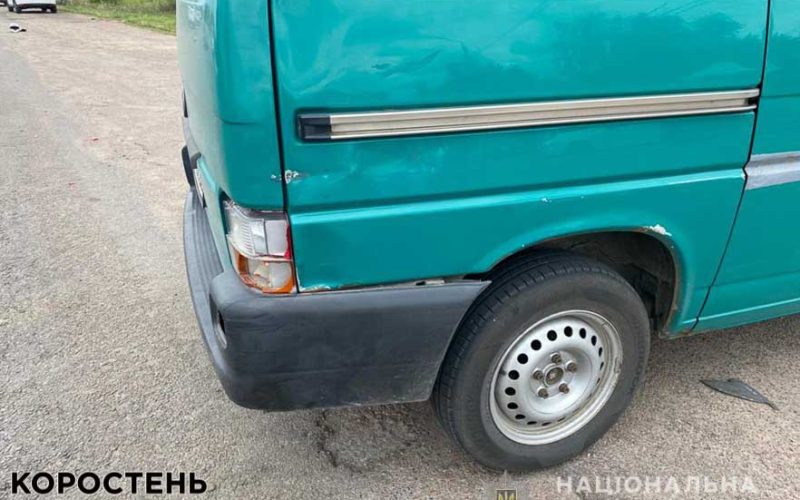 У Коростені бус зіштовхнувся з мотоциклом: водія двоколісника госпіталізували (ВІДЕО)