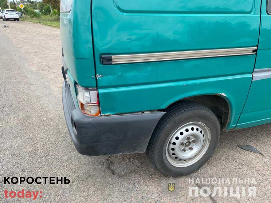 У Коростені бус зіштовхнувся з мотоциклом: водія двоколісника госпіталізували (ВІДЕО)