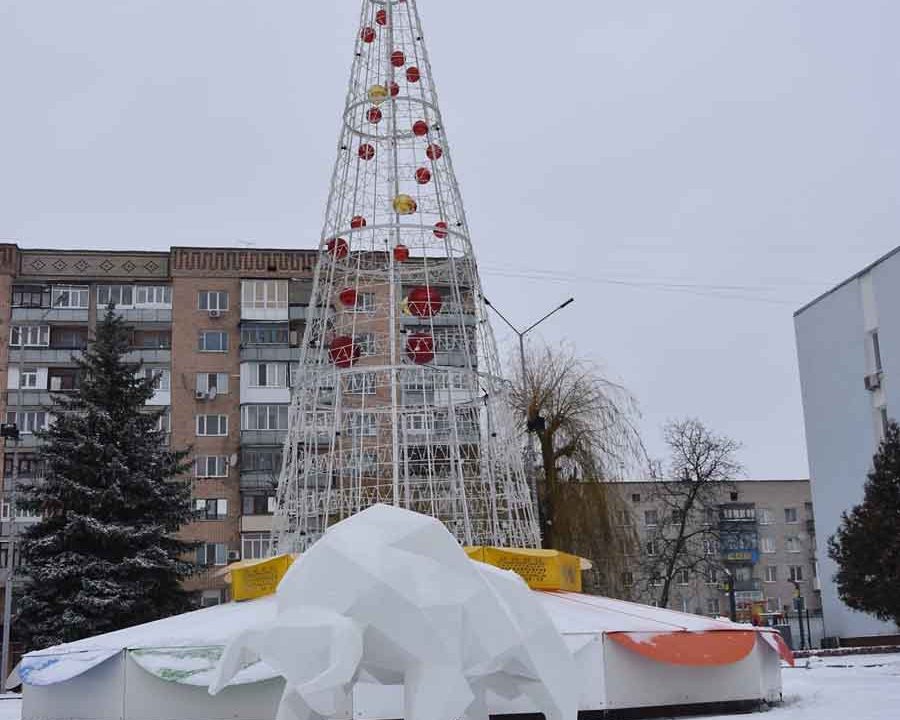 У центрі Коростеня з’явився бик та встановлять Дідуха (ФОТО)