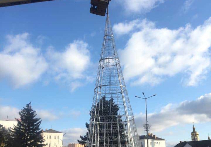 Біля Коростенської міськради встановлюють штучну новорічну ялинку ▶️ВІДЕО ?ФОТО
