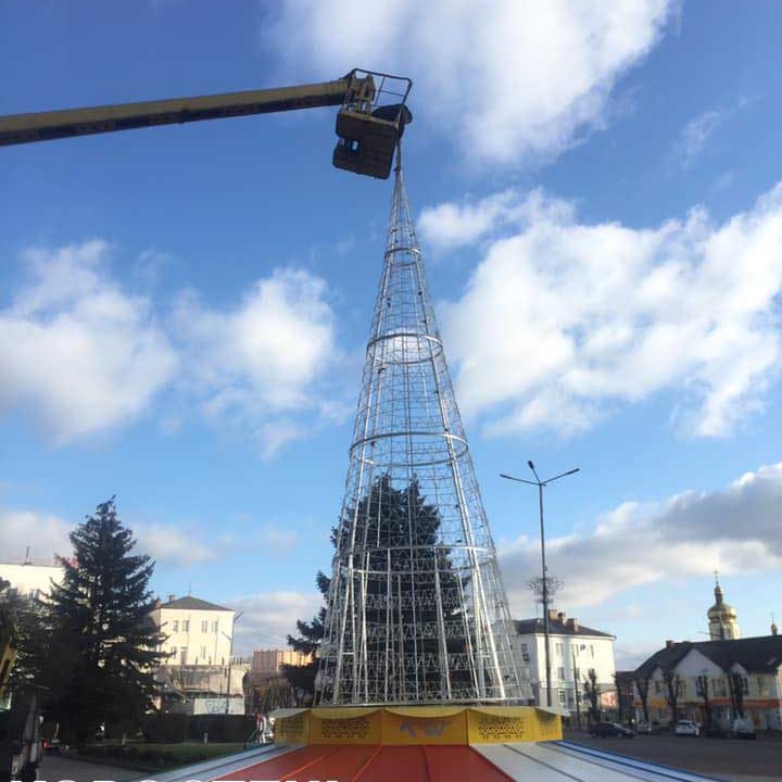 Біля Коростенської міськради встановлюють штучну новорічну ялинку ▶️ВІДЕО ?ФОТО