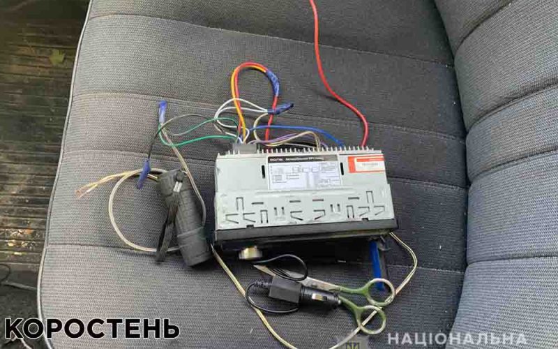 У Коростені автовласник з Олевська спіймав «на гарячому» і передав поліцейським чоловіка, який обікрав його ВАЗівку