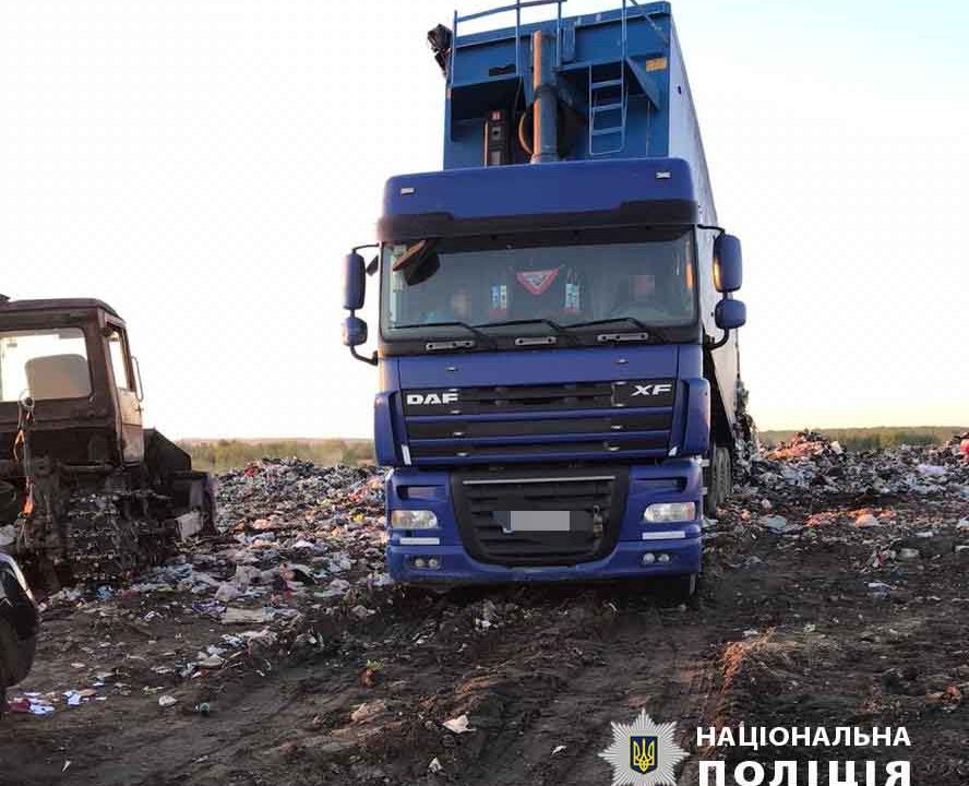 За бюджетні кошти сміття зі Львова незаконно вивозили в Коростень, правоохоронці проводять обшуки у перевізників та міськраді