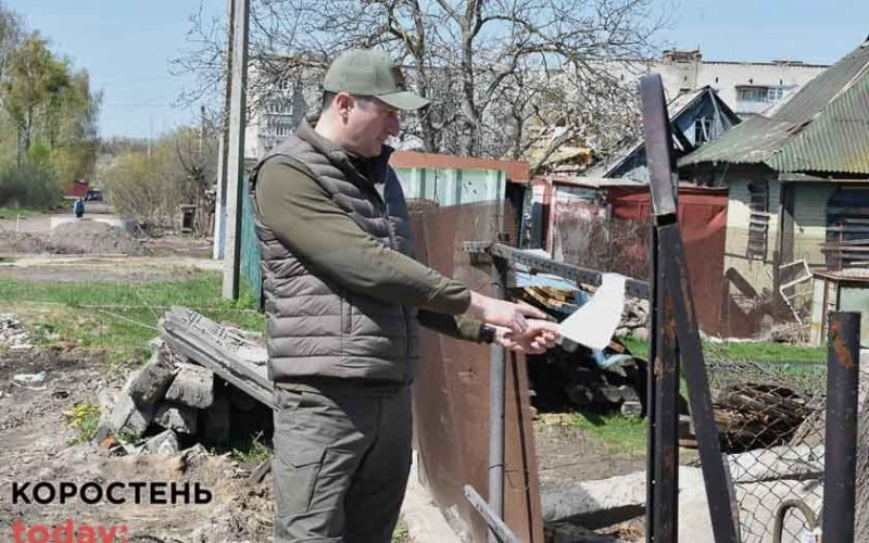 До Коростеня приїхав очільник Мінрегіону, аби оглянути зруйновані та пошкоджені будівлі (ФОТОрепортаж)