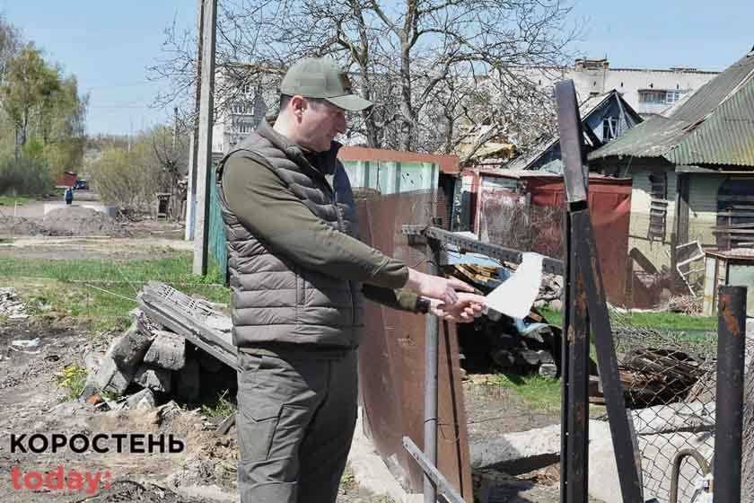 До Коростеня приїхав очільник Мінрегіону, аби оглянути зруйновані та пошкоджені будівлі (ФОТОрепортаж)