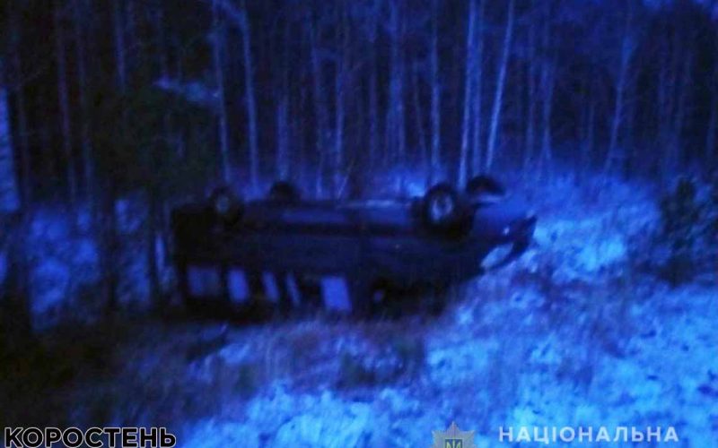 На Олевщині авто з’їхало у кювет та перекинулося: водія госпіталізовано ?ФОТО