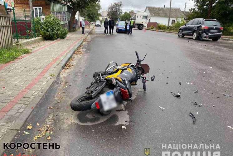 В Олевську водій мотоцикла намагався обігнати Volkswagen, який виконував розворот та врізався в авто ?ФОТО