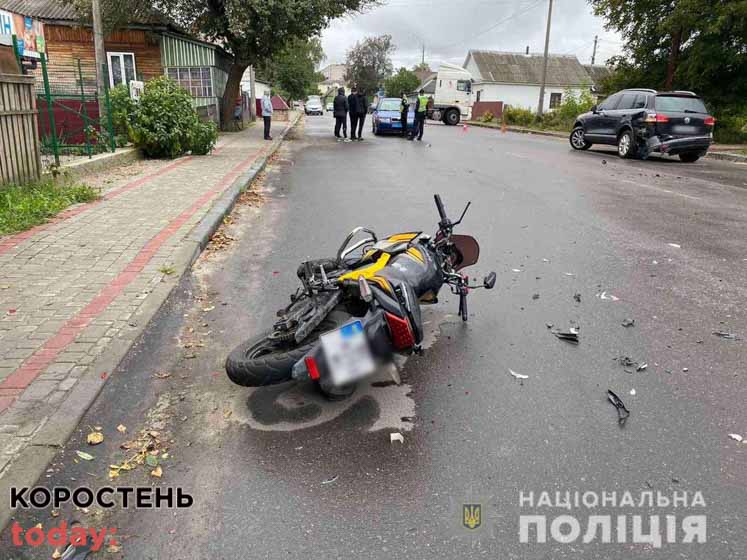 В Олевську водій мотоцикла намагався обігнати Volkswagen, який виконував розворот та врізався в авто ?ФОТО