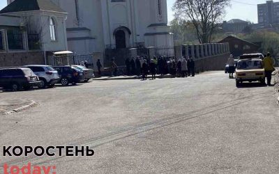 В Коростені зранку поліція не пускала десяток вірян в церкву