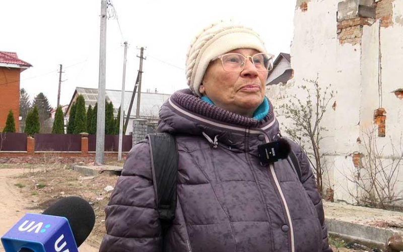 Жителька Овруча розповіла, як прокинулась під час бомбардувань, коли почала падати штукатурка (ВІДЕО)