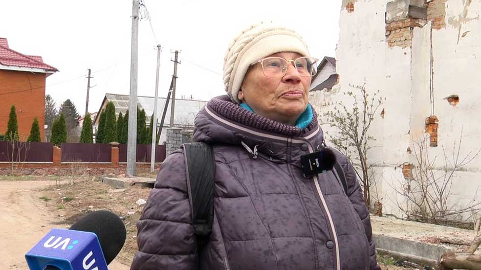 Жителька Овруча розповіла, як прокинулась під час бомбардувань, коли почала падати штукатурка (ВІДЕО)