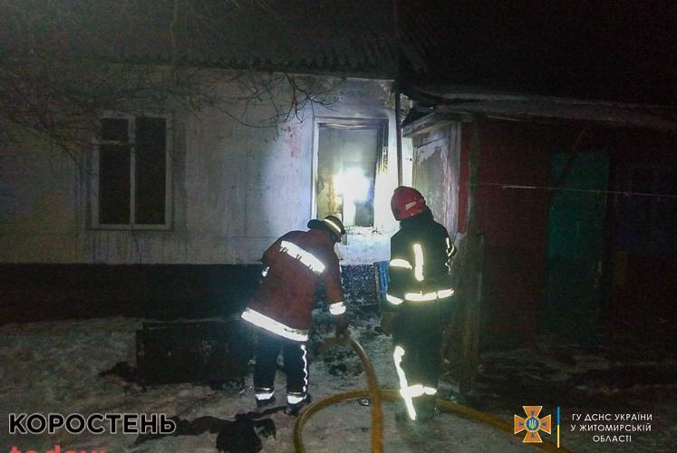 В Овручі горів будинок: рятувальники евакуювали людей та вивели одного напівпритомного чоловіка ?ФОТО