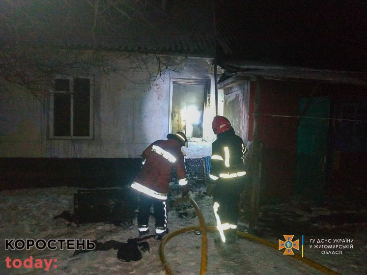 В Овручі горів будинок: рятувальники евакуювали людей та вивели одного напівпритомного чоловіка ?ФОТО