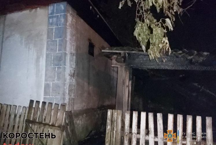 В Овруцькому районі випадковий свідок викликав рятувальників, побачивши що горить господарча будівля ?ФОТО