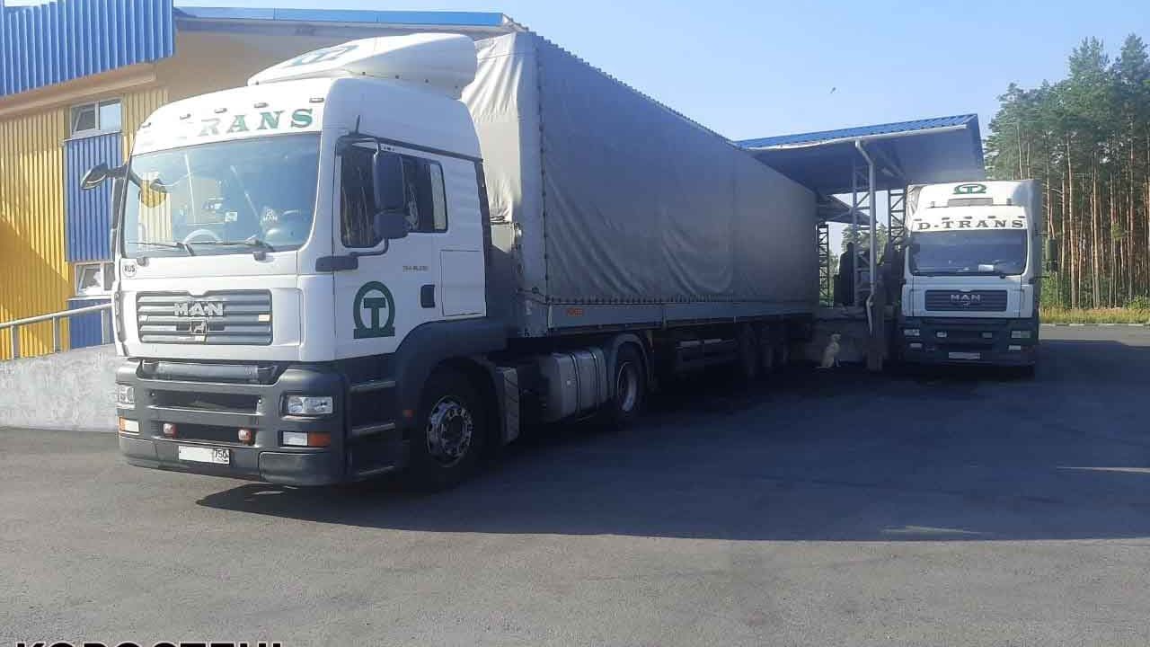 На кордоні в Овруцькому районі затримали вантажівки: між паливними баками водії заховали більше тисячі пачок цигарок ?ФОТО