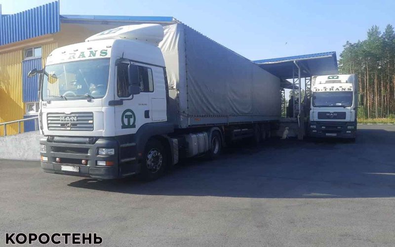 На кордоні в Овруцькому районі затримали вантажівки: між паливними баками водії заховали більше тисячі пачок цигарок ?ФОТО