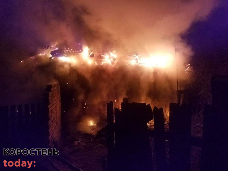 В Овручі вогнеборці винесли з палаючої літньої кухні 20-річного молодика (ВІДЕО, ФОТО)