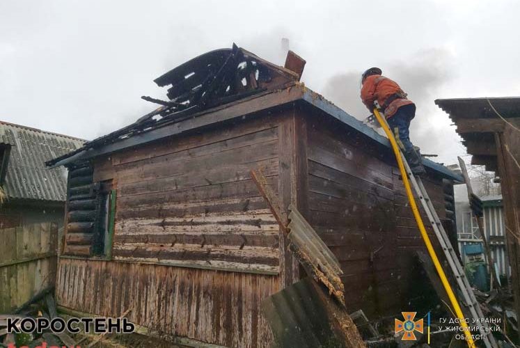 У селі на Овруччині горіла літня кухня, вогонь ледь не перекинувся на житловий будинок ?ФОТО