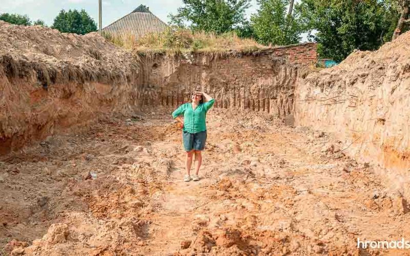 В Овруцькій громаді готуються до 1 вересня: риють котловани біля шкіл, що не мають укриття (ФОТО)