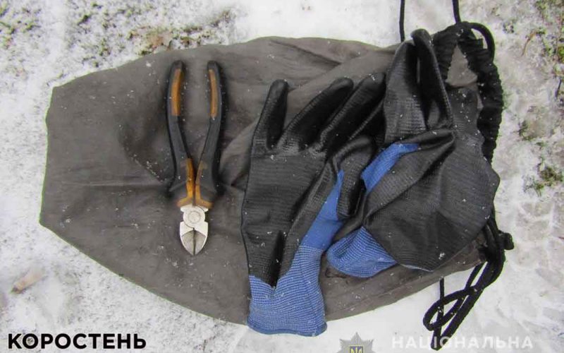 У селищі Овруцької громади поліцейські затримали чоловіка, який викрав 60 м кабелю ?ФОТО