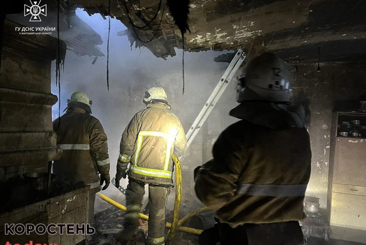 На Овруччині горів будинок: в одній з кімнат на ліжку виявили тіло жінки ?ФОТО