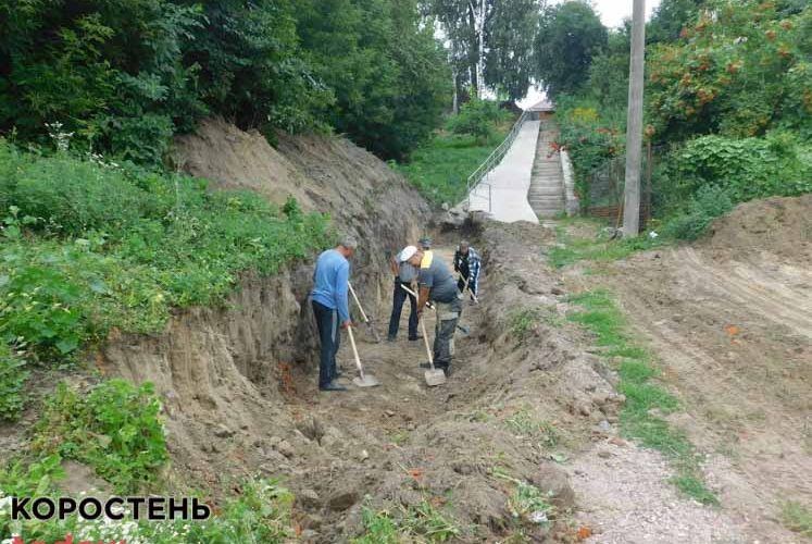 В Овручі роблять водовідведення, аби дощова вода не підтоплювала будинки ?ФОТОрепортаж