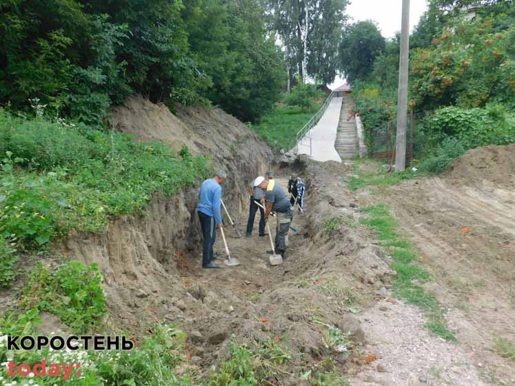 В Овручі роблять водовідведення, аби дощова вода не підтоплювала будинки ?ФОТОрепортаж