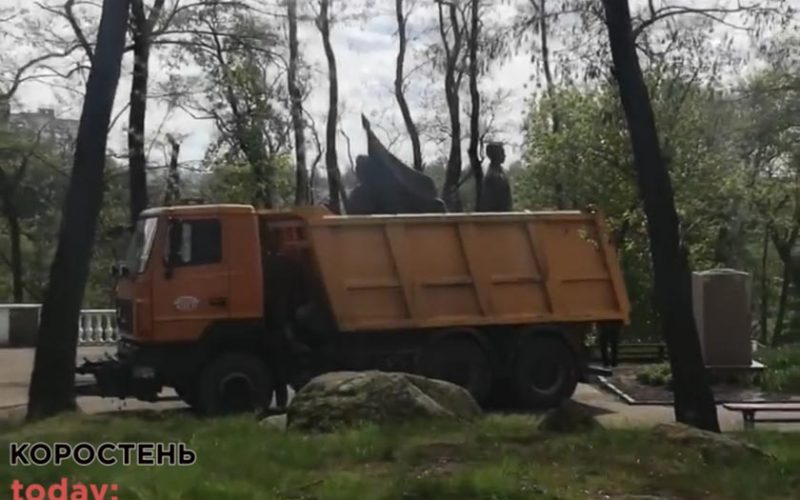 В Коростені демонтували пам’ятники Щорсу та Островському (ФОТО)