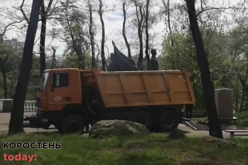 В Коростені демонтували пам’ятники Щорсу та Островському (ФОТО)