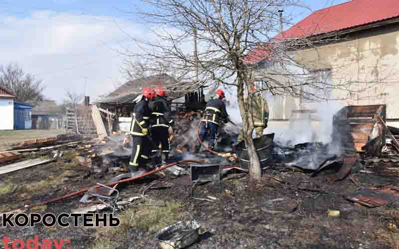 У Коростені на Пашинах зайнявся сарай пожежника, який був на чергуванні ▶️ВІДЕО та ?ФОТО