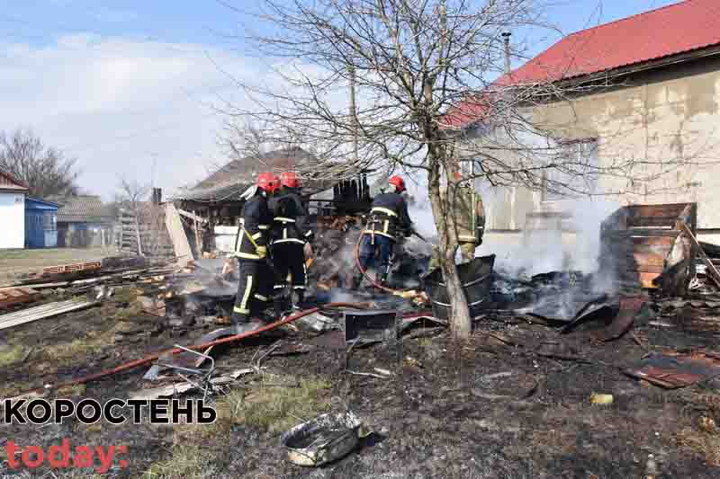 У Коростені на Пашинах зайнявся сарай пожежника, який був на чергуванні ▶️ВІДЕО та ?ФОТО