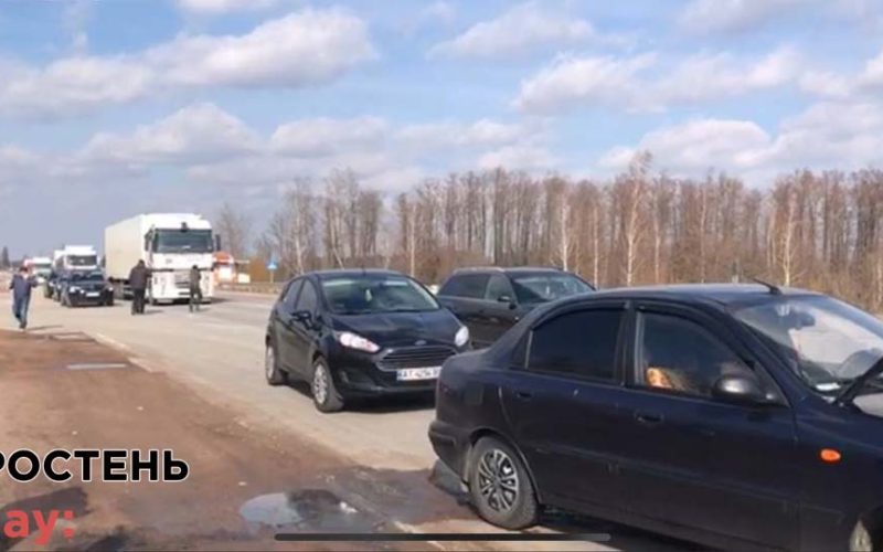 Поблизу Коростеня люди перекривали дорогу через львівське сміття ?ФОТО