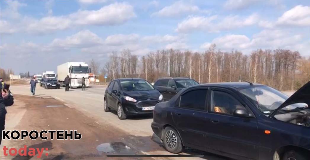 Поблизу Коростеня люди перекривали дорогу через львівське сміття ?ФОТО