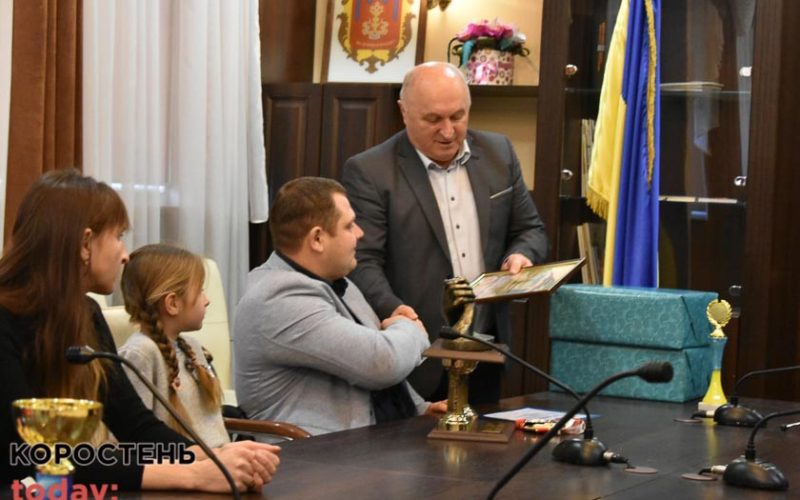 Мер Коростеня вручив подяку 3-разовому чемпіону світу з пара-армрестлінгу Олександру Палєхі
