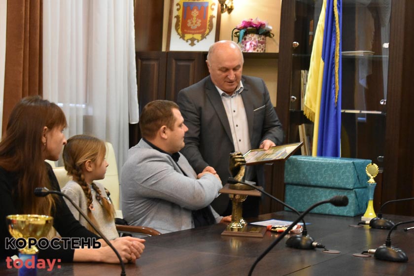 Мер Коростеня вручив подяку 3-разовому чемпіону світу з пара-армрестлінгу Олександру Палєхі