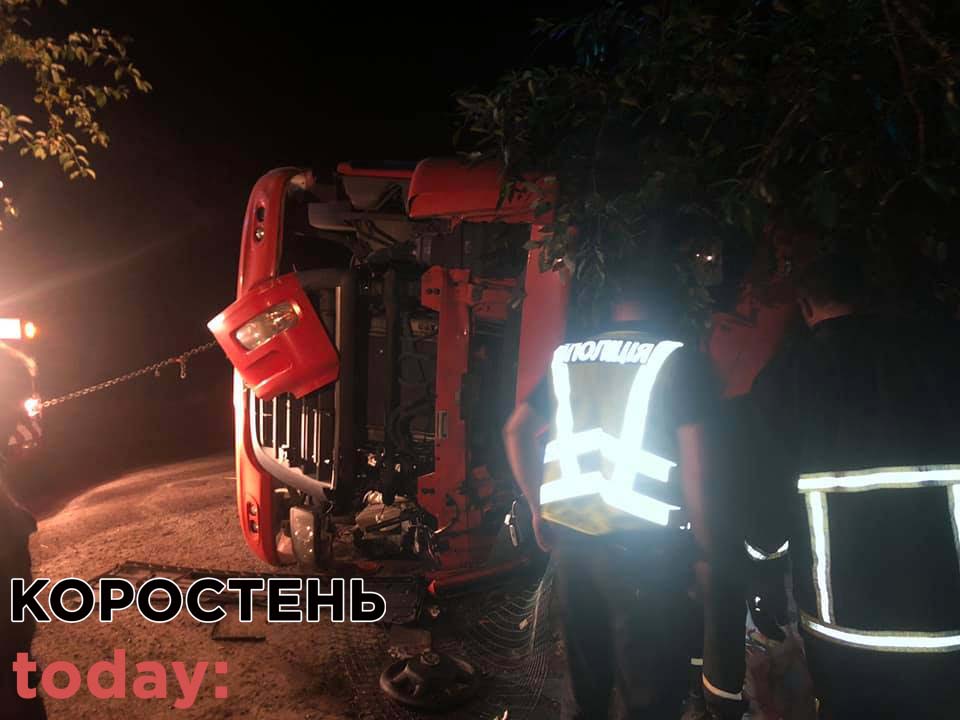 В Коростенському районі перекинулася фура та повалила паркан, травмованого водія діставали рятувальники ▶️ВІДЕО ?ФОТО