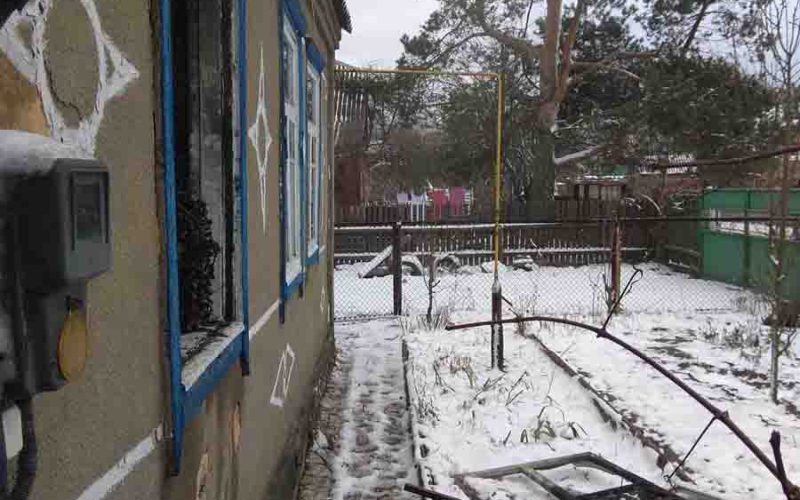 В одному з мікрорайонів Коростеня п’яний чоловік підпалив речі в будинку, дружина викликала рятувальників (ФОТО)