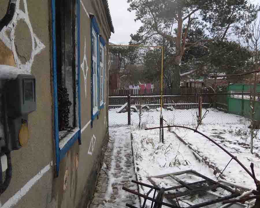 В одному з мікрорайонів Коростеня п’яний чоловік підпалив речі в будинку, дружина викликала рятувальників (ФОТО)