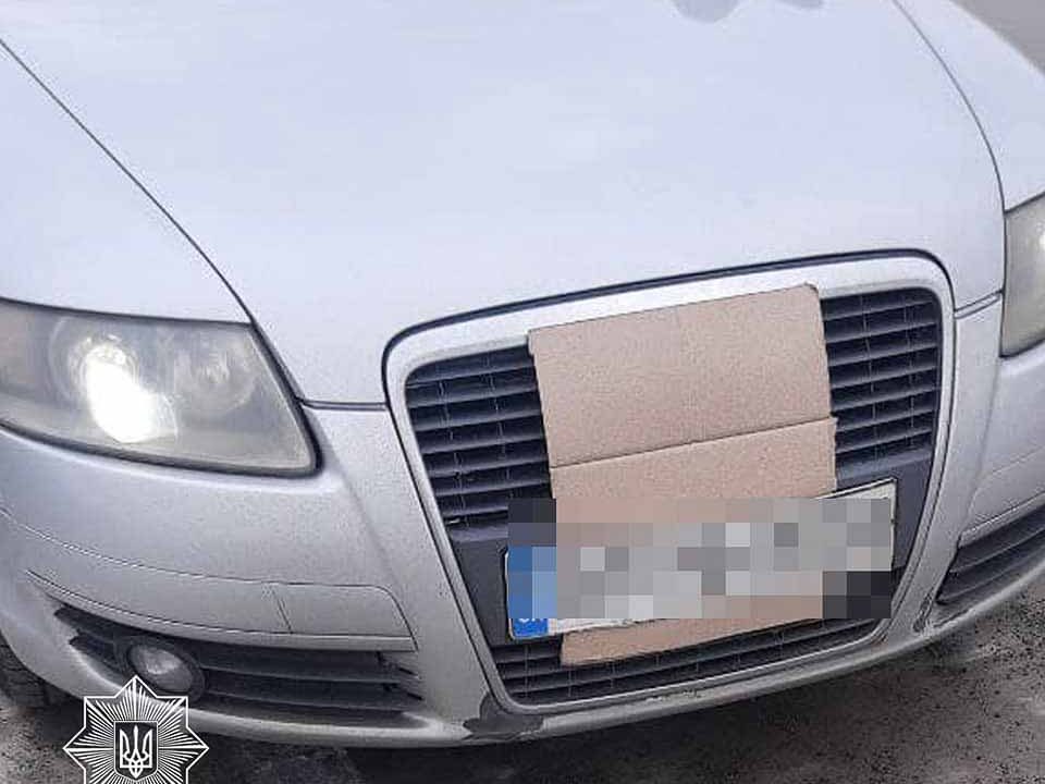 На трасі в Коростенському районі патрульні зупинили Audi, у водія були підроблені документи ?ФОТО