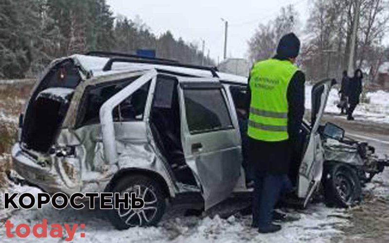 На засніженій дорозі неподалік Коростеня ВАЗ зіштовхнувся з мікроавтобусом, травмована жінка (ВІДЕО, ФОТО)