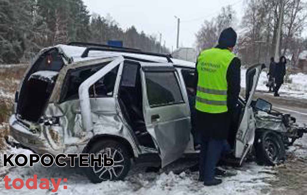 На засніженій дорозі неподалік Коростеня ВАЗ зіштовхнувся з мікроавтобусом, травмована жінка (ВІДЕО, ФОТО)