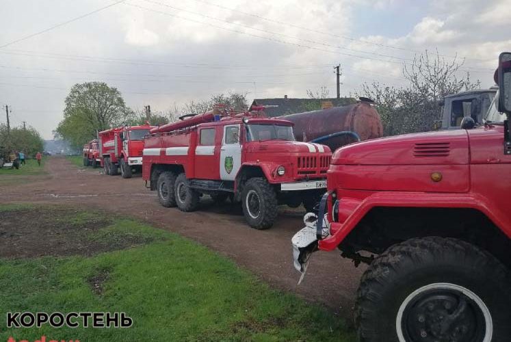 У селі Овруцької громади загорілась будівля: через сильний вітер вогонь поширився ще на 6 господарчих приміщень та житловий будинок (ФОТО)
