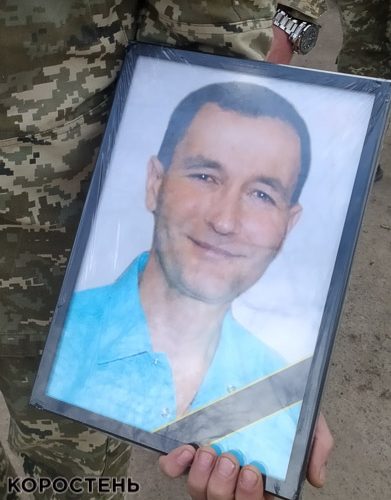 Коростенці попрощалися з військовим Володимиром Стецюком