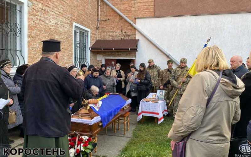 «Зі сльозами на очах та на колінах»: у Коростені попрощалися з воїном Миколою Красновим