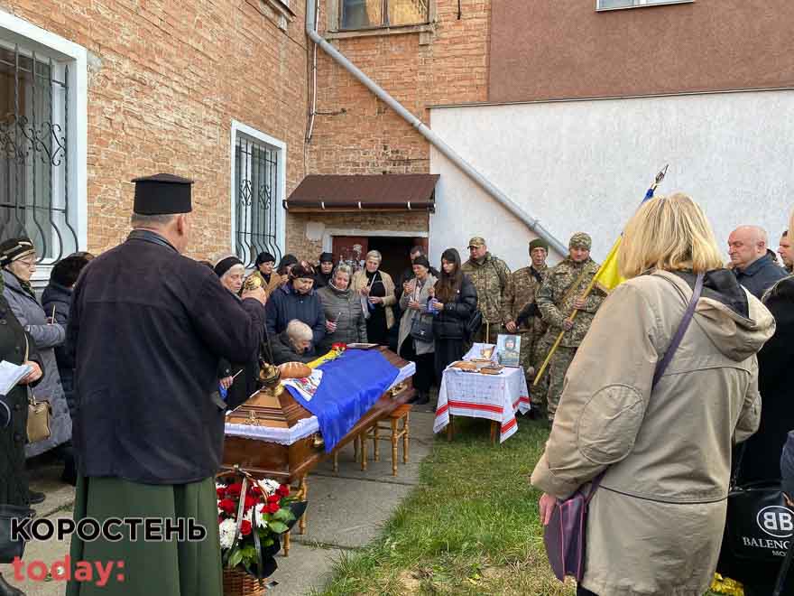«Зі сльозами на очах та на колінах»: у Коростені попрощалися з воїном Миколою Красновим