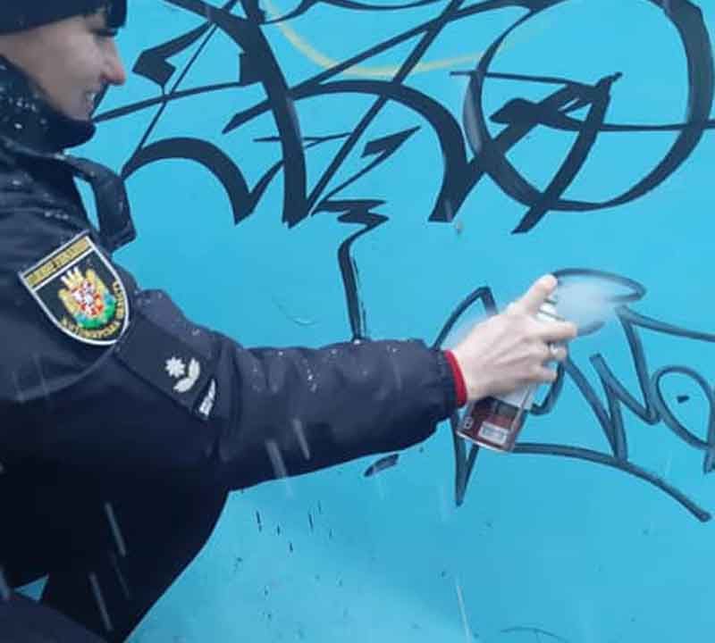 У Коростені поліцейські замальовували написи з рекламою наркотиків