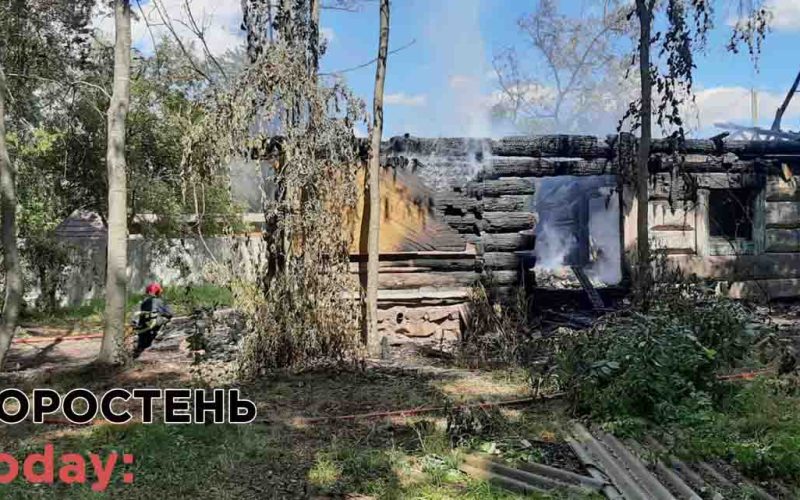 На Коростенщині два відділення рятувальників гасили пожежу в дерев’яному будинку ?ФОТО