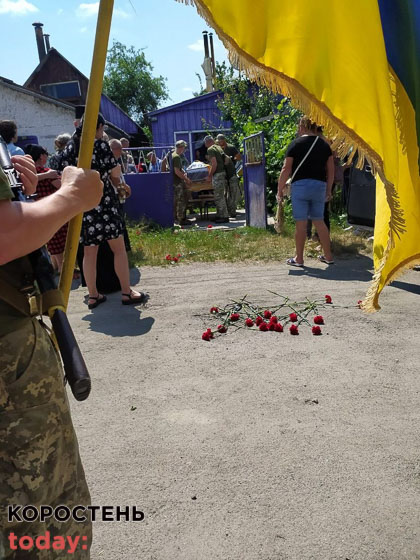 У Коростені попрощались із військовослужбовцем Романом Савчиним