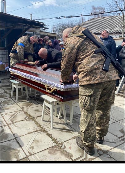 Коростенці попрощались з військовим 95-ї бригади Олексієм Кутишенком