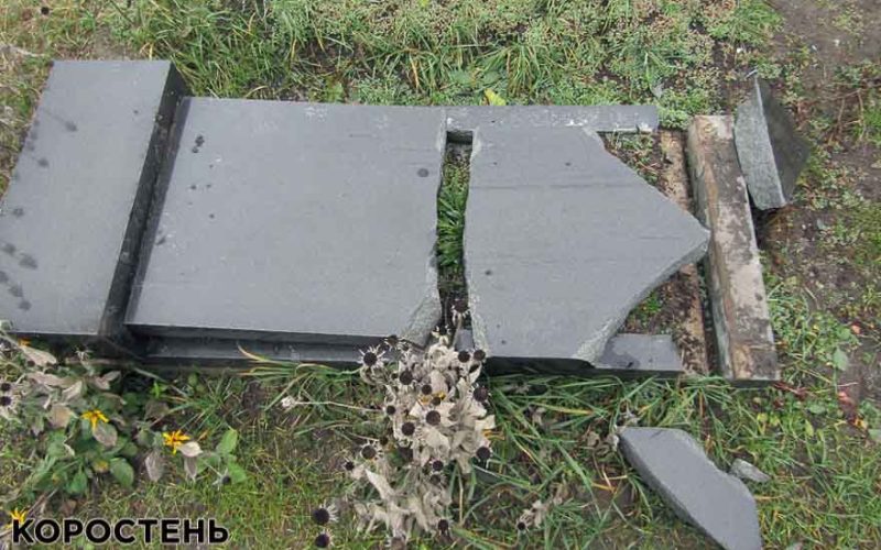 На Житомирщині психічно хворий чоловік розбив десяток пам’ятників на кладовищі ?ФОТО